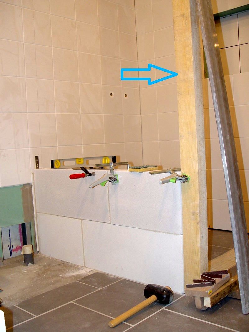 Afb. 24.1-15 Opbouw van de doucheafscheiding. Rechts een balk als mal.