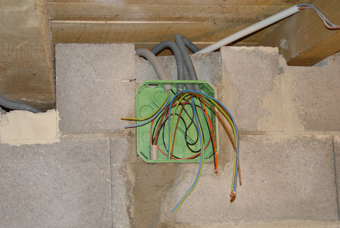 Afb. 24.1-29 De installatiebox 175x175mm aan de buitenkant, zie afb.28 boven
