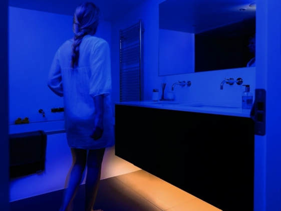 Afb. 24.1-38 LED-verlichting, hier onder een zwevend kastje - had ik ook goed onder mijn recessed badkuip plint kunnen installeren!