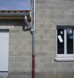 afb. 06.6 - 11 Moderne zinken valpijp met een gietijzeren dauphin