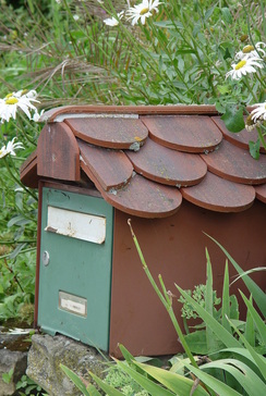 afb. 06.2.1 - 14 Tuiles Alsaciennes op een brievenbus