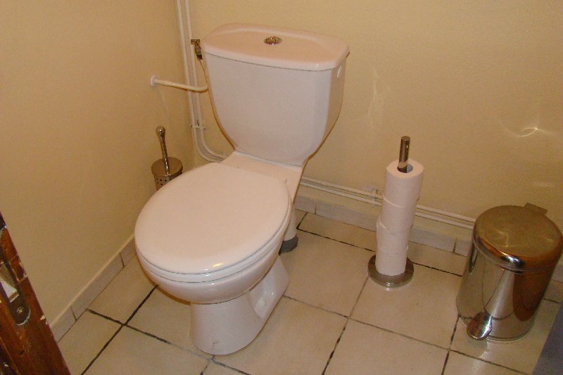 afb. 12.1.3 - 12 Leidingen voor de belendende badkamer door WC ruimte gelegd