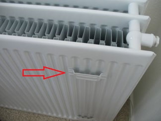 afb. 12.1.3 - 18 Radiator met ophanglussen, hier een model 33, dus drie platen plus drie convectieelementen