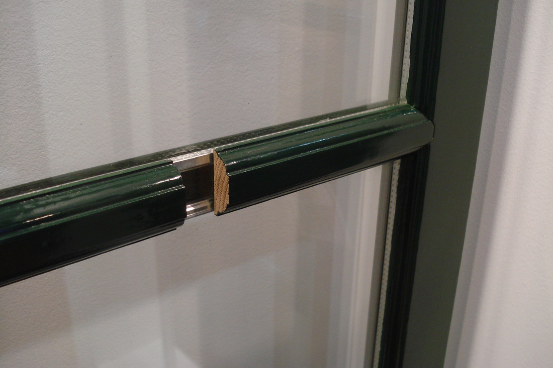 afb.9.2.3 - 2 Aluminium inlegroedes achter de opgeplakte sporten. (beeld 2 van 2)