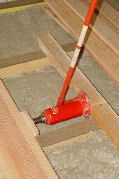 afb. 08.1.3 - 10 Planken aandrukken met een hydraulische krik
