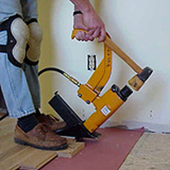afb. 08.1.3 - 14 Floor Stapler in actie