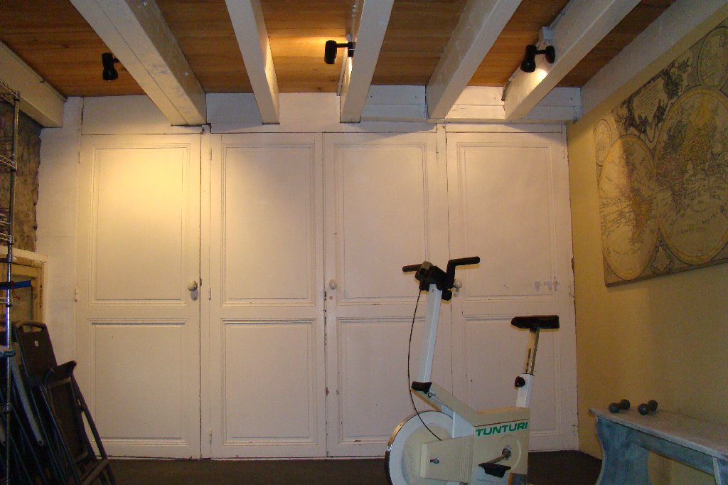 afb.08.1.2 - 13 De fitnessruimte zoals die er nu uit ziet: alle balken geverfd, planken blank gebeitst, een gerecupereerde kastwand geplaatst, nieuwe verlichting.