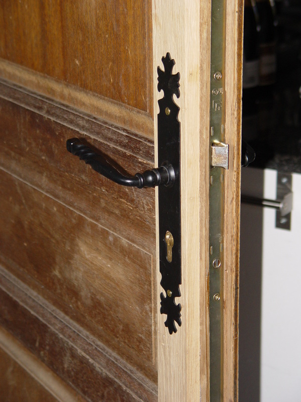 afb. 09.1.2 - 3 Deur door een hardhouten plank opgedikt om het slot volledig in de deur te laten verdwijnen.