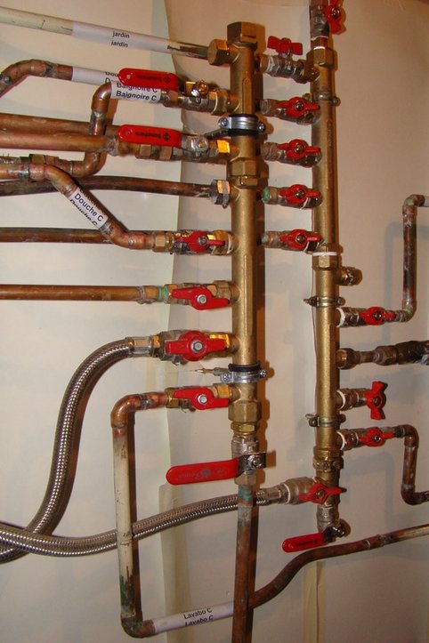 afb. 10.1.2 - 5 Mijn waterverdelers. Links warm, rechts koud.