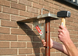 afb. 09.5 - 7 strongboy plaatsen Afb.9: Langzaam gaat men verder naar beneden. Afb.10: Alles gebetonneerd. Hier is voor mij niet duidelijk of men eerst de latei gebetonneerd en dan verder gewerkt heeft - of dat men alles uitgebroken en dan zijkanten en latei in een stuk gestort heeft. In ieder geval moet de latei de nodige wapening hebben.