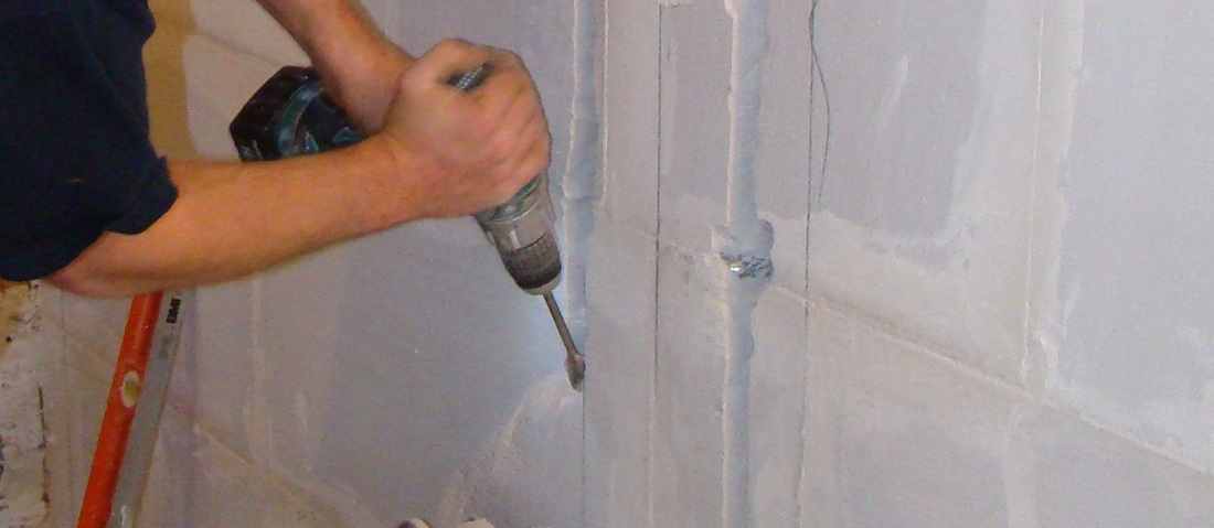 afb. 10.1.1 - 3 Inhakken van leidingen in een wand van gasbeton
