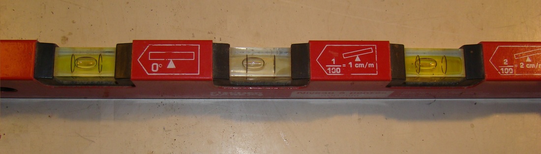 afb. 10.2.2 - 3 Hellingwaterpas detail. Links: geen helling, midden: helling 1 op 100 of 1%, rechts helling 2 op 100 of 2% (of 1 op 50)