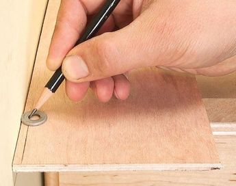 Iemand anders gebruikt hiervoor een steekpasser met potlood. De principiële werkwijze is dezelfde. Er bestaat ook een professioneel gereedschap, de Easyscribe . afb. 26.3 - 3 steekpasser afb. 26.3 - 6 Easyscribe