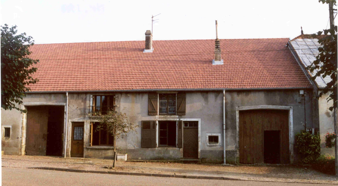 Afb. 24.2-1 De voorgevel van het huis. Er is duidelijk te zien waar de goot gelekt heeft.