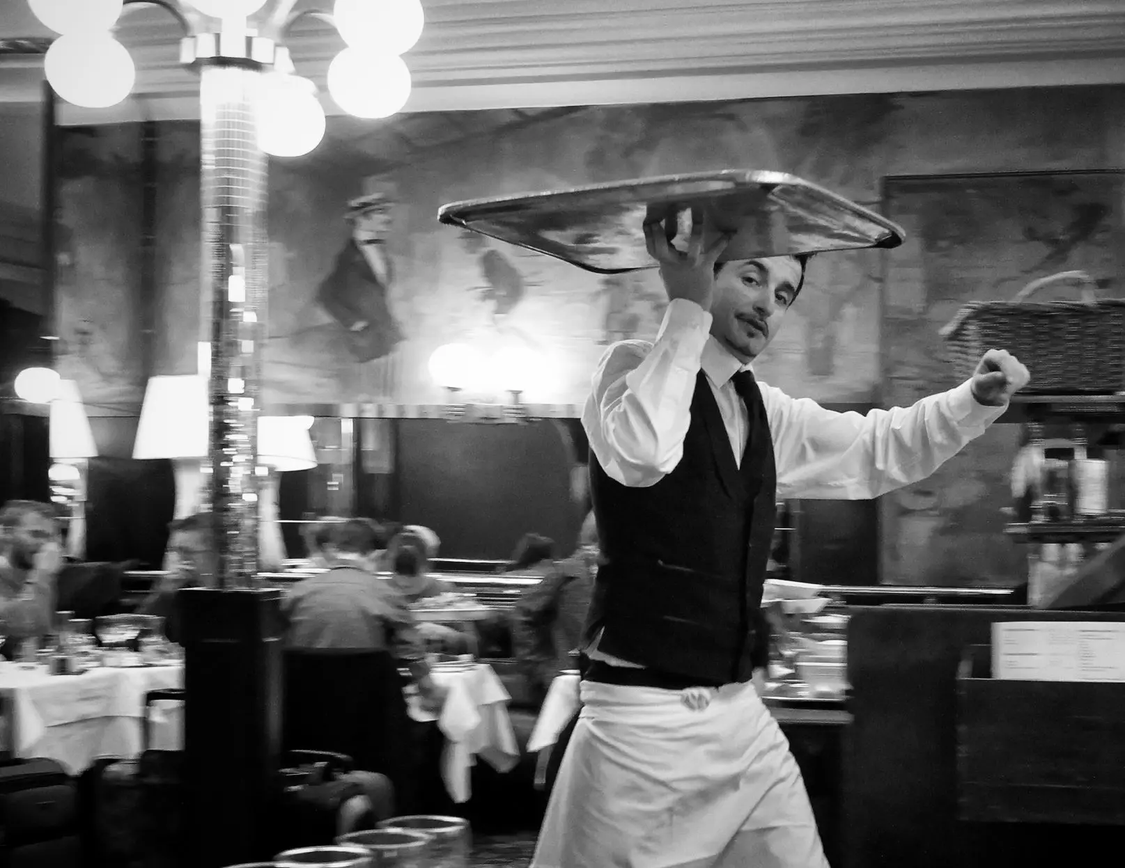 Garçon in restaurant Terminus-Nord van Ferry van der Vliet