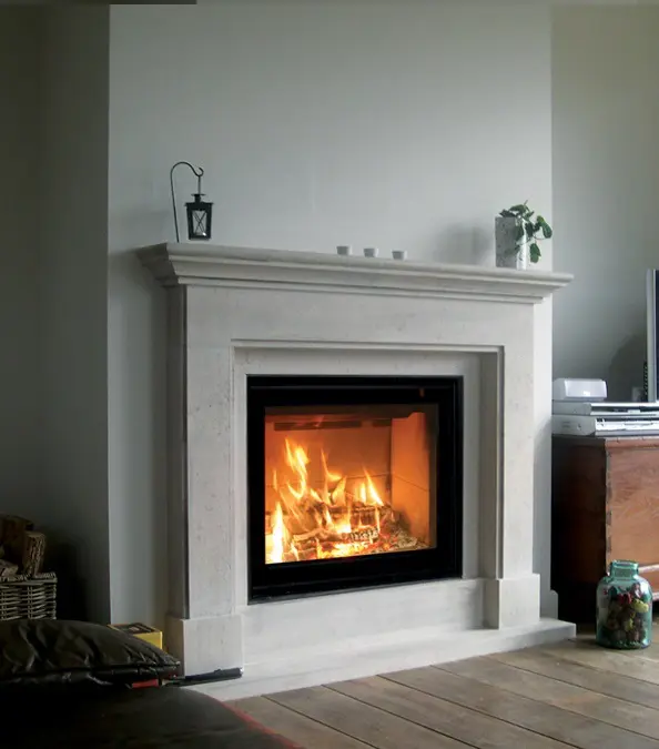 Geplaatste haardinzet met brandend vuur
