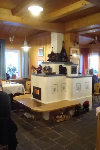Klassieke tegelkachel in een interieur